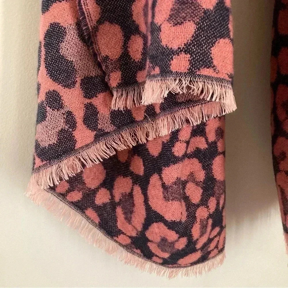 Old Navy Leopard Print Blanket Scarf Navy and Rose - Picture 6 of 6